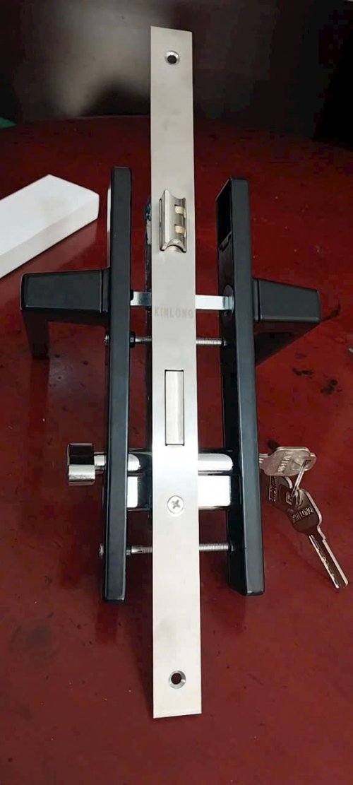 Khóa cửa và tay cài